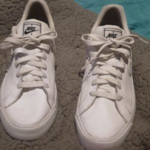 Nike sneakers 9.5